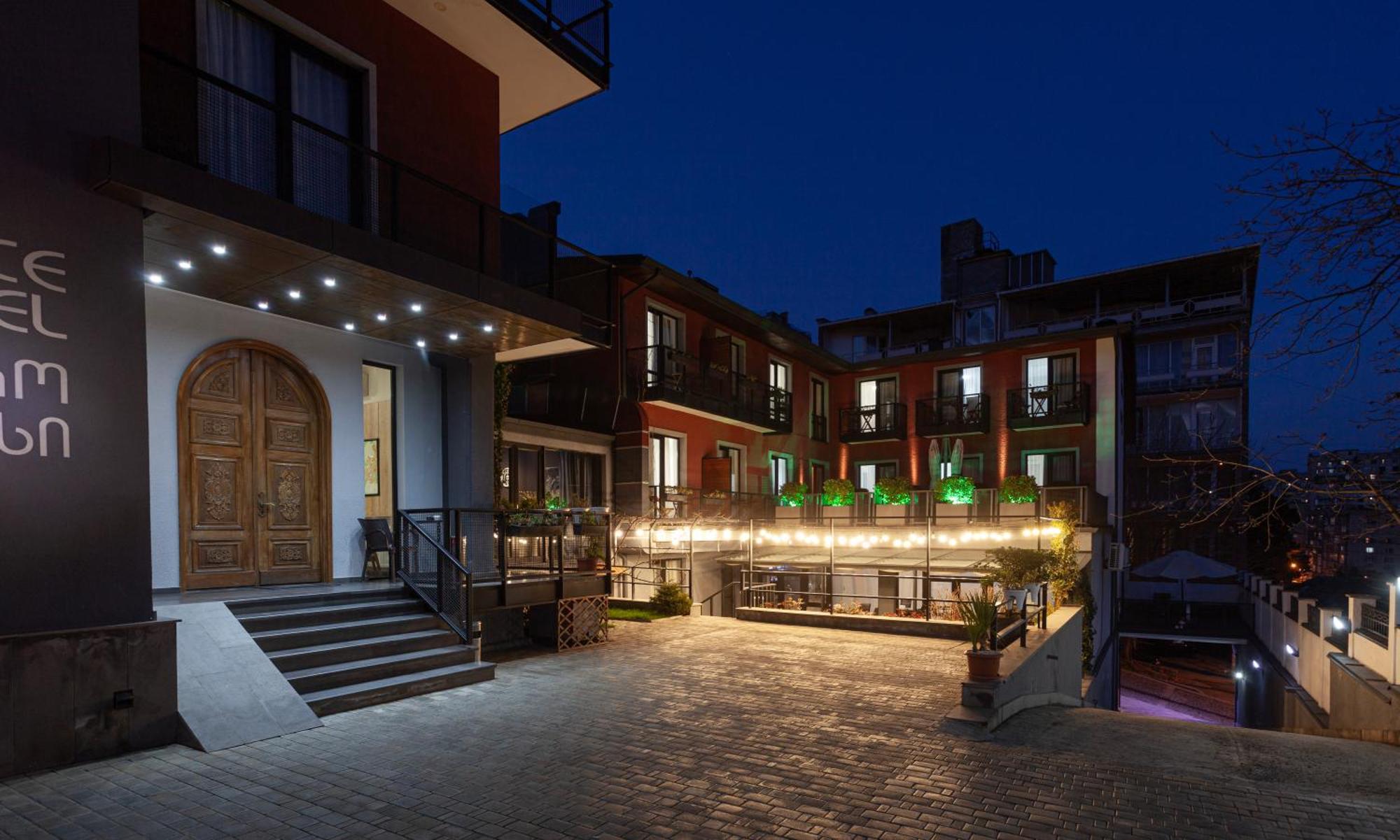 Alliance Hotel Tbilisi Exteriör bild